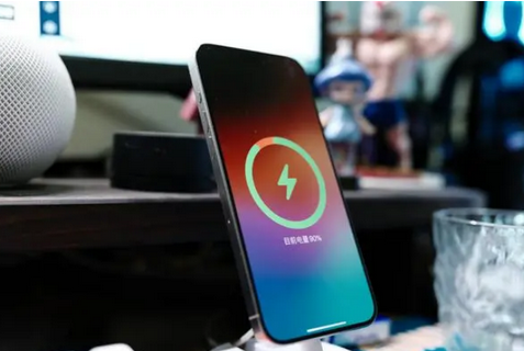 崂山苹果15换屏服务分享用什么充电器给iPhone15充电更好 